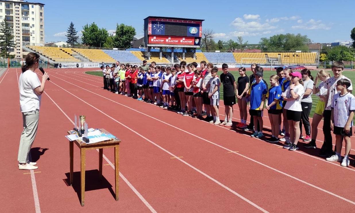 Ужгородські школярі взяли участь у міському етапі змагань з легкоатлетичного чотириборства в межах проєкту «Пліч-о-пліч всеукраїнські шкільні ліги»